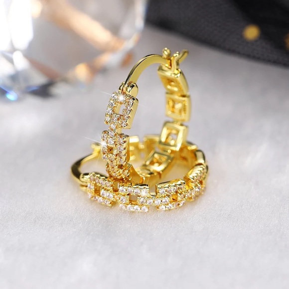 New Women’s Gold Plated Crystal Chopped Rhinestone Earrings - Picture 6 of 6